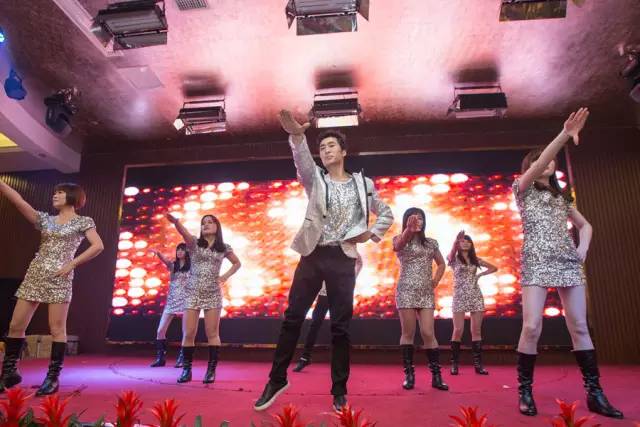 一等獎:空調制造中心舞蹈《快樂(lè )搖》