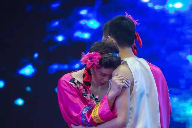 二等獎:湯普悅斯創(chuàng )意舞蹈《纖夫的愛(ài)》